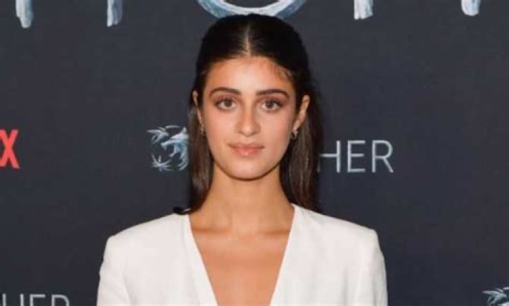 Actress Anya Chalotra Wiki; Boyfriend, Parents, Net Worth & More