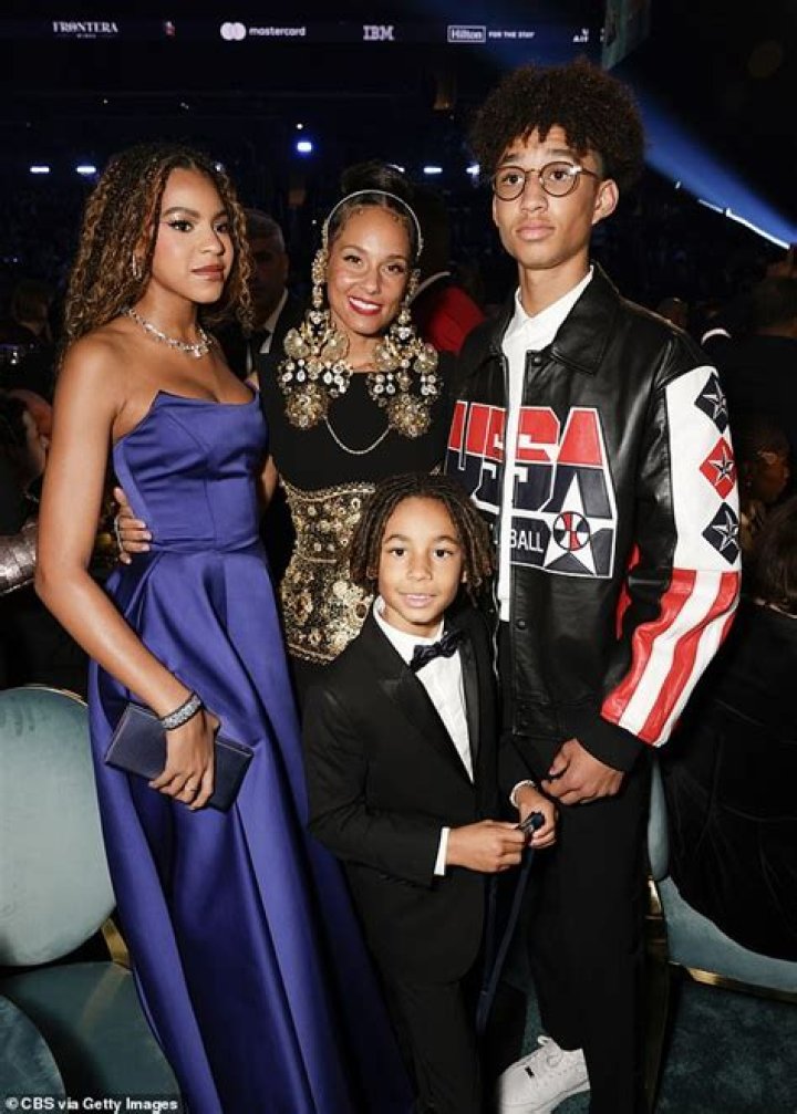 Who Is Freddy Carter Dating? His Professional Net Worth, Family & Facts